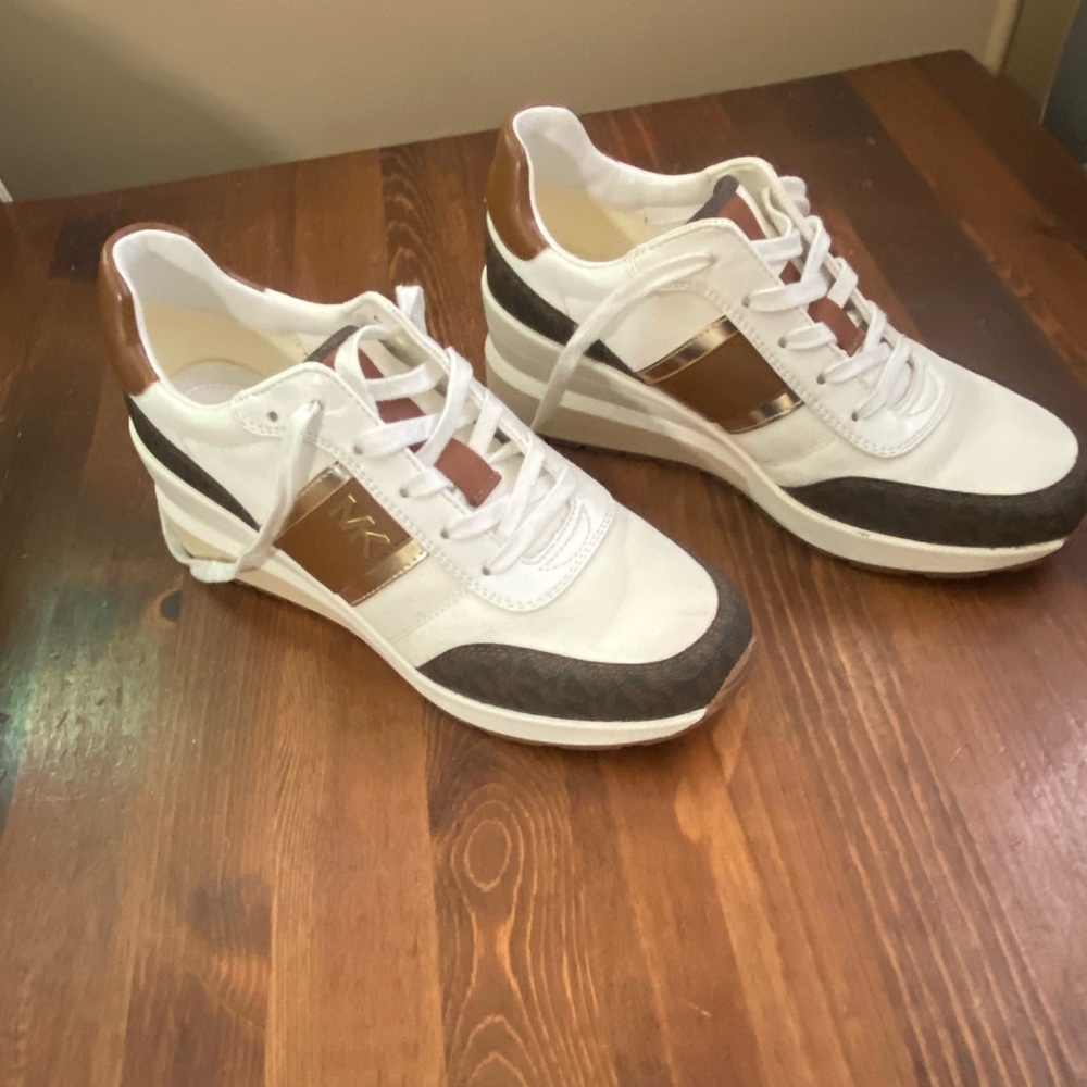 Michael Kors Women’s Wedge Sneakers. Size: 8.5
Gently used great condition. 🤎 - Picture 9 of 14